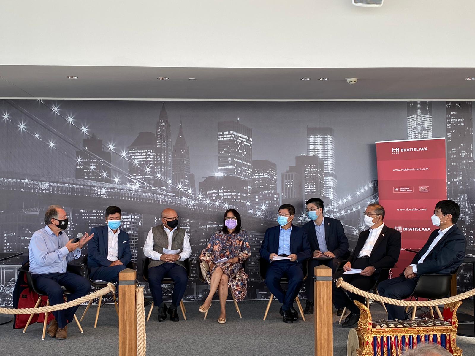 Kedutaan Besar negara-negara Asia di Bratislava, Slowakia menyelenggarakan Asian Day yang diisi sesi diskusi mengenai situasi terkini COVID-19 di masing-masing negara. Foto: KBRI Bratislava