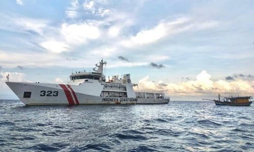 Kapal Bakamla Pulau Dana-323 yang dikomandani Letkol Bakamla Hananto Widhi menangkap kapal ikan asing berbendera Vietanam di perairan Natuna Utara. Foto: Humas Bakamla