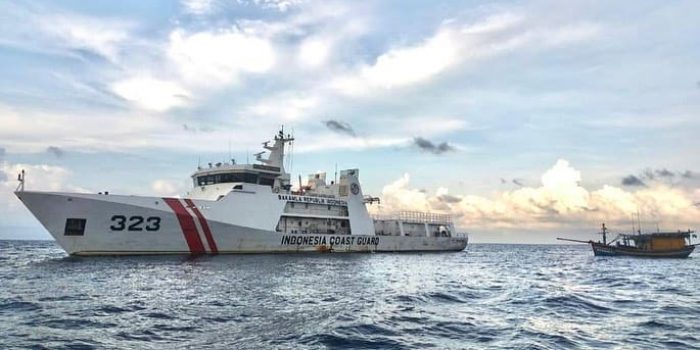 Kapal Bakamla Pulau Dana-323 yang dikomandani Letkol Bakamla Hananto Widhi menangkap kapal ikan asing berbendera Vietanam di perairan Natuna Utara. Foto: Humas Bakamla