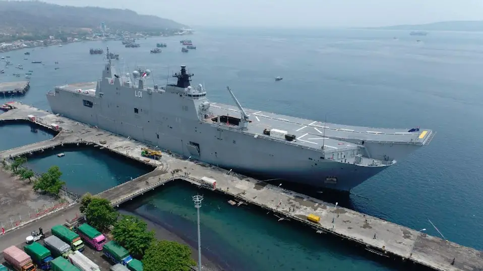 Kapal Perang HMAS Adelaide milik Australian Defense Force (ADF) yang membawa pasukan TNI dan militer Australia beserta Alat Utama Sistem Persenjataan (Alutsista) sandar di Pelabuhan Tanjung Wangi, Jawa Timur setelah tiga hari berlayar pada Minggu, (10/11/2024). Foto: Puspen TNI/Kolonel Cba Tedi Rudianto