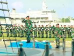 Inspektur Komando Armada (Ir Koarmada) III, Laksamana Pertama TNI Sunaryo, S.T., M.Tr.Opsla., CRMP, memimpin upacara bendera 17-an yang berlangsung di Lapangan Apel Markas Komando Koarmada III, Kamis (17/4/2025) pagi. Foto: Dispen Koarmada III-01