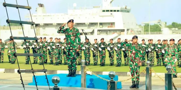 Inspektur Komando Armada (Ir Koarmada) III, Laksamana Pertama TNI Sunaryo, S.T., M.Tr.Opsla., CRMP, memimpin upacara bendera 17-an yang berlangsung di Lapangan Apel Markas Komando Koarmada III, Kamis (17/4/2025) pagi. Foto: Dispen Koarmada III-01