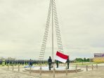 Komando Armada (Koarmada) III menggelar upacara pengibaran bendera setengah tiang dalam rangka memperingati Hari Bakti Hiu Kencana di Lapangan Apel Markas Komando (Mako) Koarmada III, pada Senin (21/4/2025). Foto: Dispenkoarmada3- 01