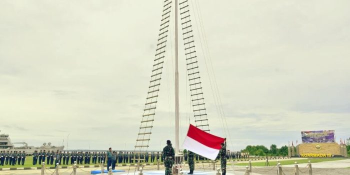 Komando Armada (Koarmada) III menggelar upacara pengibaran bendera setengah tiang dalam rangka memperingati Hari Bakti Hiu Kencana di Lapangan Apel Markas Komando (Mako) Koarmada III, pada Senin (21/4/2025). Foto: Dispenkoarmada3- 01