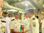 Komandan Satuan Kapal Eskorta Koarmada III, Kolonel Laut (P) Dr. Hendriman Putra, M.Sc., memimpin prosesi Serah Terima Jabatan (Sertijab) komandan dua kapal perang kebanggaan TNI Angkatan Laut, yakni KRI Fatahillah-361 dan KRI Malahayati-362. Acara berlangsung di Lounge Room Tamtama KRI Fatahillah-361 yang tengah bersandar di Dermaga Semenanjung PT PAL Surabaya, pada Selasa, (15/4/2025). Foto: Dispen Koarmada III