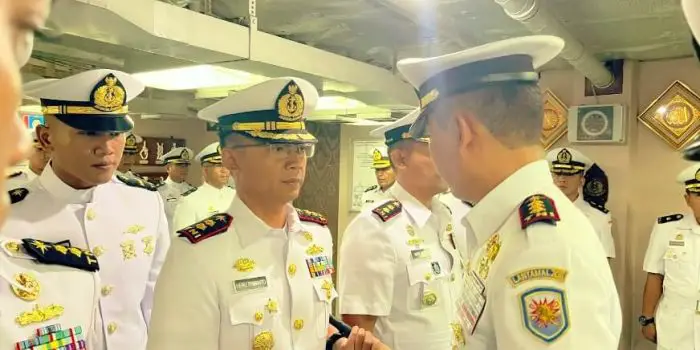 Komandan Satuan Kapal Eskorta Koarmada III, Kolonel Laut (P) Dr. Hendriman Putra, M.Sc., memimpin prosesi Serah Terima Jabatan (Sertijab) komandan dua kapal perang kebanggaan TNI Angkatan Laut, yakni KRI Fatahillah-361 dan KRI Malahayati-362. Acara berlangsung di Lounge Room Tamtama KRI Fatahillah-361 yang tengah bersandar di Dermaga Semenanjung PT PAL Surabaya, pada Selasa, (15/4/2025). Foto: Dispen Koarmada III