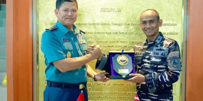 Panglima Komando Armada III (Pangkoarmada III) Laksamana Muda TNI Hersan, S.H., M.Si., menerima kunjungan kerja Kepala Dinas Fasilitas Pangkalan TNI Angkatan Laut (Kadisfaslanal) Laksamana Pertama TNI Jusep Wildan, S.T., M.Tr.Opsla., bertempat di Pasifik Room, Markas Komando Armada III, Katapop, Sorong, pada Senin, (28/4/2025). Foto: Dispen Koarmada III-01