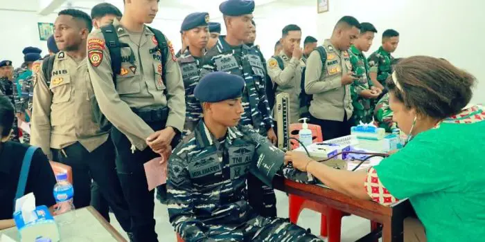 Prajurit Komando Armada (Koarmada) III menunjukkan aksi nyata dengan mengikuti kegiatan donor darah yang digelar dalam rangka peringatan Hari Tri Suci Waisak 2569 TB/2025 di Vihara Buddha Jayanti, Sorong, pada Jumat, (11/4/2025). Foto: Dispen Koarmada III-01