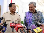 Presiden Prabowo Subinato beserta Wakil PM Malaysia Dato' Seri Dr. Ahmad Zahid bin Hamidi memberikan keterangan kepada awak media setelah pertemuan bilateral di Istana Merdeka, Jakarta, pada Selasa, 22 April 2025 Foto: BPMI Setpres/Muchlis Jr