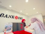 Seorang nasabah bertransaksi di Bank DKI. Foto: istimewa