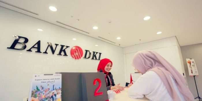 Seorang nasabah bertransaksi di Bank DKI. Foto: istimewa