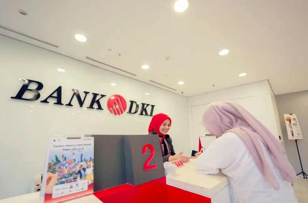 Seorang nasabah bertransaksi di Bank DKI. Foto: istimewa