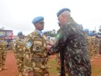 Force Commander MONUSCO, Letnan Jenderal Ulisses De Mesquita Gomes menyematkan Medali Kehormatan PBB kepada 175 personel Satgas Kizi TNI Konga XX-U MONUSCO dalam Upacara Medal Parade, bertempat di Beni, Republik Demokratik Kongo pada Sabtu, (3/5/2025). Foto: Puspen TNI Kolonel Cba Tedi Rudianto