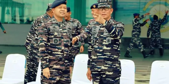 Kepala Staf Koarmada III, Laksamana Pertama TNI Singgih Sugiarto, S.T., M.Si., mewakili Pangkoarmada III Laksamana Muda TNI Hersan, S.H., M.Si. menerima kunjungan Asisten Intelijen Kepala Staf Angkatan Laut (Asintel Kasal) Laksamana Muda TNI Akmal, S.A.P., M.M., pada Rabu (14/5/2025). Foto: Dispen Koarmada III
