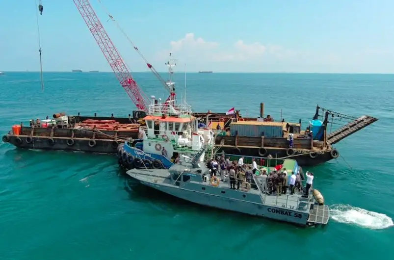 Kepala Zona Bakamla Barat Laksma Bakamla Bambang Trijanto, melaksanakan peninjauan pembangunan Menara Suar (Mercusuar) Karang Singa, di Perairan Kepulauan Riau (Kepri), pada Rabu, (7/5/2025). Foto: Humas Bakamla RI