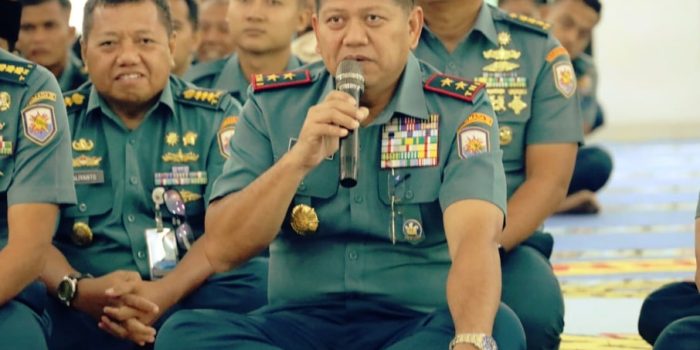 Panglima Koarmada III, Laksamana Muda TNI Hersan, S.H., M.Si., menghadiri langsung pelaksanaan kegiatan pembinaan rohani (Kausri) di Masjid Baiturahman Mako Koarmada III pada Rabu (21/5/2025). Kausri secara serentak setiap dua minggu sekali di seluruh jajaran satuan, sebagai bagian dari upaya pembinaan mental dan spiritual prajurit. Foto: Dispen Koarmada III