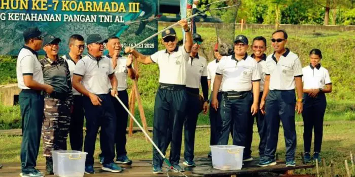 Kepala Kelompok Staf Ahli (Kapoksahli) Koarmada III, Laksamana Pertama TNI Heriyanto, S.T., M.M., memimpin anen raya ikan lele di kolam budidaya ketahanan pangan milik Koarmada III, Jumat (16/5/2025). Foto: Dispen Koarmada III