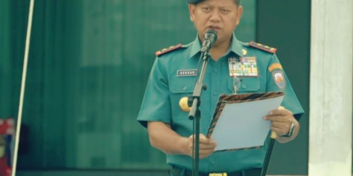 Panglima Komando Armada III (Pangkoarmada III) Laksamana Muda TNI Hersan, S.H., M.Si., memimpin langsung upacara bendera bulanan yang digelar di Lapangan Apel Markas Komando Armada III (Mako Armada III), Senin (19/5/2025). Foto: Dispen Koarmada III