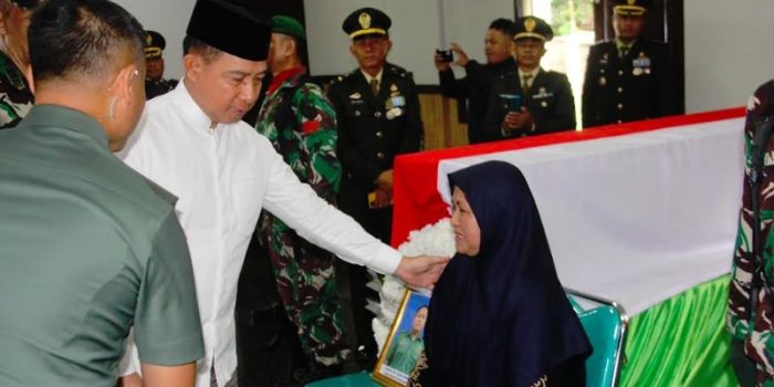 Panglima TNI Jenderal TNI Agus Subiyanto hadir secara langsung dalam upacara militer pelepasan jenazah empat prajurit TNI Angkatan Darat yang gugur dalam musibah saat pemusnahan amunisi tidak layak pakai atau kedaluwarsa. Upacara digelar pada Selasa (13/5/2025) di Gudang Pusat Munisi (Gupusmu) III, Jl. Raya Pulo Gebang, Cakung, Jakarta Timur. Foto: Puspen TNI/Kolonel Laut (P) Agung Saptoadi