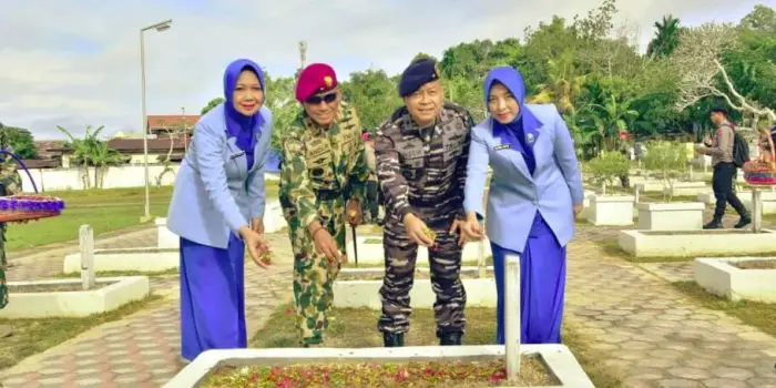 Kepala Staf Koarmada III Laksamana Pertama TNI Singgih Sugiarto, S.T., M.Si., memimpin upacara ziarah rombongan yang berlangsung khidmat di Taman Makam Pahlawan (TMP) Tri Jaya Sakti, Kota Sorong, Senin (19/5/2025). Foto: Dispen Koarmada III