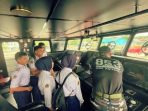KRI Tatihu-853 menggelar kegiatan open ship dan menerima kunjungan siswa sekolah menengah saat sandar di pelabuhan di Pulau Obi, Maluku Utara pada Sabtu, (14/6/2025). Foto: Dispen Koarmada III