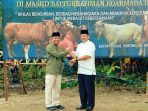 Komando Armada III (Koarmada III) memperingati Hari Raya Idul Adha 1446 Hijriah/2025 Masehi dengan penuh khidmat melalui penyembelihan hewan kurban sebanyak 16 ekor sapi dan 2 ekor kambing di Masjid Baiturahman, Markas Koarmada III, Katapop, Sorong, Jumat (6/6/2025), yang dihadiri langsung oleh Pangkoarmada III, Laksamana Muda TNI Hersan, S.H., M.Si. Foto: Dispen Koarmada III