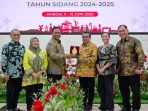 Wakil Ketua Komisi VII DPR RI Lamhot Sinaga saat bertukar cenderamata dalam kunjungan kerja Komisi VII ke Ambon, Rabu (11/6/2025). Foto: Hira/vel