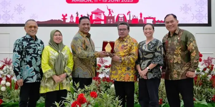 Wakil Ketua Komisi VII DPR RI Lamhot Sinaga saat bertukar cenderamata dalam kunjungan kerja Komisi VII ke Ambon, Rabu (11/6/2025). Foto: Hira/vel
