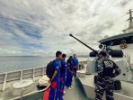 Ratusan pelajar dan warga setempat tampak antusias memadati dermaga untuk mengikuti kegiatan open ship KRI Tatihu-853. Foto: Dispen Koarmada III
