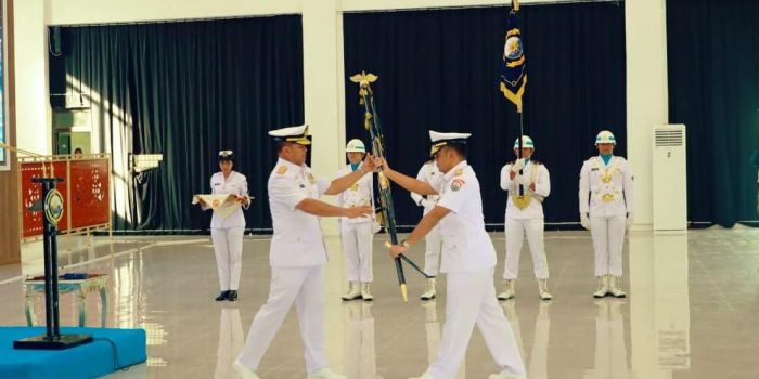 Panglima Komando Armada III (Pangkoarmada III) Laksamana Muda TNI Hersan, S.H., M.Si., memimpin langsung upacara Serah Terima Jabatan (Sertijab) sejumlah pejabat strategis serta pengukuhan jabatan baru di lingkungan Koarmada III pada Kamis, (12/6/2025). Acara berlangsung khidmat di Gedung Serba Guna (GSG) Mas Pardi, Markas Koarmada III, Katapop. Foto: Dispen Koarmada III
