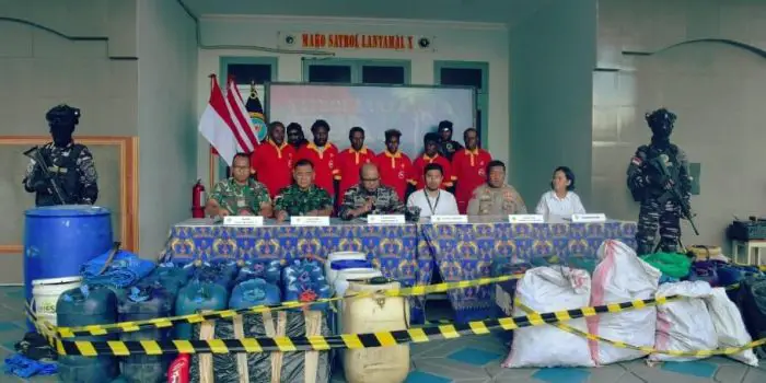 Pangkalan Utama TNI Angkatan Laut (Lantamal) X Jayapura menggelar konfrensi pers Operasi Penegakan Hukum Laut (Ops Gakkumla)-25 di Kantor Satrol Lantamal X, Jl. Amphibi No. 1, Jayapura, Papua pada Jumat, 13 Juni 2025. Foto: Disepen Koarmada III