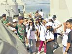 93 peserta yang terdiri atas 72 pelajar dan 21 pendamping dari Yayasan Pusat Pengembangan Anak (PPA) Youth Region Papua Maluku, Sorong, mengikuti kegiatan yang berlangsung di atas geladak KRI Teluk Weda-526 pada Kamis (26/6/2025). Foto: Dispen Koarmada III