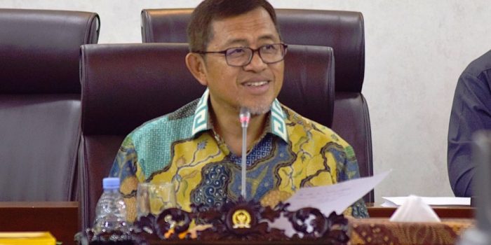 Ketua BAM DPR RI Ahmad Heryawan saat RDPU dengan Koperasi Produsen Mekar Sakti Jaya, Forum Masyarakat Korban Tata Kelola Hutan-Pertanahan Riau, dan YLBH Cerdas Bangsa di Gedung Nusantara II, Senayan, Jakarta, Kamis (2/7/2025). Foto : Ata/Andri.