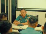 Kepala Dinas Senjata dan Elektronika (Kadissenlek) Koarmada III, Letkol Laut (E) Catur Turus Wibowo membuka latihan teknis bertajuk Maintenance Meriam KRI dan Prosedur Misfire. Kegiatan berlangsung di Ruang Rapat Diskomlek Koarmada III, Mako Armada III, Katapop, Kabupaten Sorong, pada Senin, (7/7/2025). Foto: Dispen Koarmada III-01