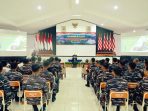 Panglima Komando Armada III (Pangkoarmada III) Laksamana Muda TNI Hersan, S.H., M.Si., secara resmi menutup rangkaian Latihan Pengamanan VVIP Tahun Anggaran 2025 yang digelar di wilayah Sorong dan perairan sekitarnya. Penutupan latihan ditandai dengan pelaksanaan briefing akhir di Gedung Serbaguna (GSG) Markas Komando Lantamal XIV, pada Rabu, (2/7/2025). Foto: Dispen Koarmada III