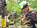 Satuan Tugas (Satgas) Trisila-25 TNI AL bersama Pangkalan TNI AL (Lanal) Nabire dan Dinas Lingkungan Hidup (DLH) Kabupaten Nabire menanam 1.000 batang mangrove di pesisir Pantai Samabusa, Kabupaten Nabire, Provinsi Papua Tengah, pada Senin, (7/7/2025). Foto: Dispen Koarmada III-01