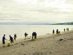 TNI Angkatan Laut bekerja sama dengan Dinas Lingkungan Hidup Kabupaten Nabire, personel Lanal Nabire, serta masyarakat setempat melakukan aksi bersih-bersih pantai yang digelar di kawasan Pantai Maf, Distrik Nabire, Kabupaten Nabire, pada Rabu, (9/7/2025). Foto: istimewa