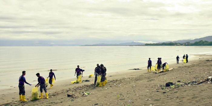 TNI Angkatan Laut bekerja sama dengan Dinas Lingkungan Hidup Kabupaten Nabire, personel Lanal Nabire, serta masyarakat setempat melakukan aksi bersih-bersih pantai yang digelar di kawasan Pantai Maf, Distrik Nabire, Kabupaten Nabire, pada Rabu, (9/7/2025). Foto: istimewa