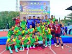 Tim sepak bola Komando Armada (Koarmada) III menutup perjuangan panjangnya dengan manis setelah menundukkan tim tangguh Kodiklatal dan meraih gelar juara pada Cabang Olahraga Sepak Bola Pekan Olahraga TNI Angkatan Laut Wilayah Timur (Poralwiltim) TA 2025 di Stadion Jala Krida Mandala Akademi Angkatan Laut (AAL) Surabaya, Jawa Timur pada Jumat, (25/7/2025), berlangsung sengit sejak kick off pukul 14.00 WIB. Foto: Dispen Koarmada III