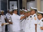 Panglima Komando Armada III, Laksamana Muda TNI Hersan, S.H., M.Si., memimpin serah terima jabatan (sertijab) empat posisi strategis di lingkungan Markas Komando Koarmada III di Pasifik Room, Mako Koarmada III, Katapop, Kabupaten Sorong, pada Kamis, (1/8/2025). Foto: Dispenkoarmada3-01