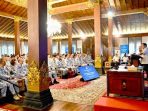 Presiden Prabowo Subianto memberikan pengarahan kepada anggota Kamar Dagang dan Industri (KADIN) di kediaman Presiden di Hambalang, Kabupaten Bogor, Jawa Barat, pada Jumat, 8 Agustus 2025. Foto: BPMI Setpres/Cahyo