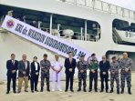 Satuan Tugas (Satgas) Port Visit TNI Angkatan Laut tiba di Port Moresby, Papua New Guinea (PNG) dan mendapat sambutan langsung dari Duta Besar Republik Indonesia untuk Papua New Guinea, Bapak Andriana Supandi, bersama jajaran staf KBRI Port Moresby di Dermaga Lama T-Wharf, pada Minggu, (14/9/2025) pagi. Foto: Dispen Koarmada III